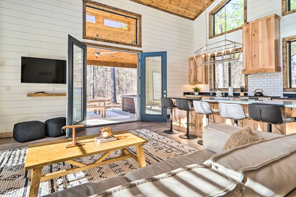 Corey Kent s Cabin Country Charm Family Fun Hot Tub Oasis view 3