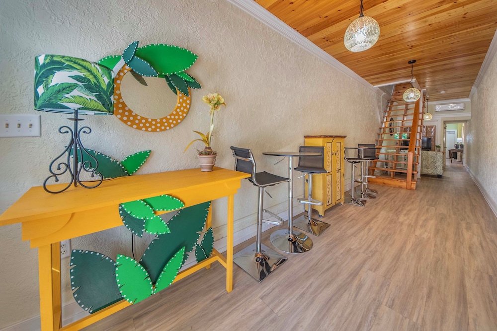 Stroll Into Town: Cozy Apartment in Kilmarnock