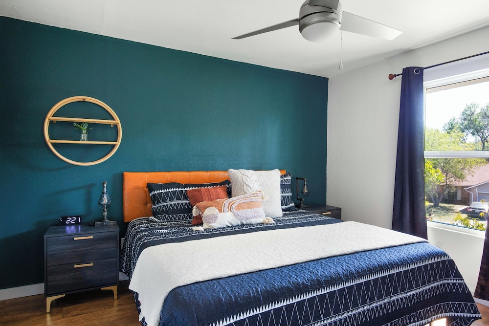 Bedroom in Home 7 Miles from Downtown