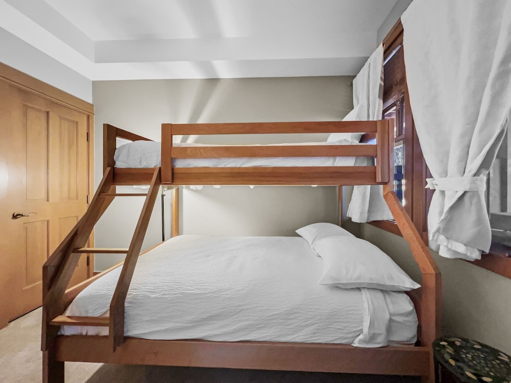 Union Creek Townhome 164b 3 Bedroom Townhouse by RedAwning view 4