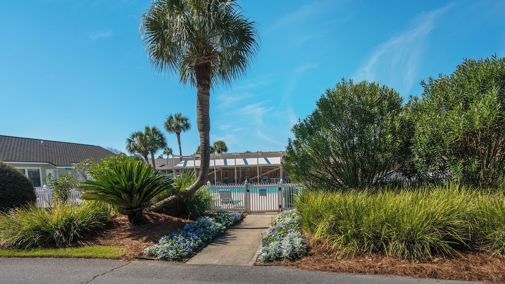 Sleeps 8 w/ Resort Pools, Tennis, Golf & Beach Access + Attraction Tickets!