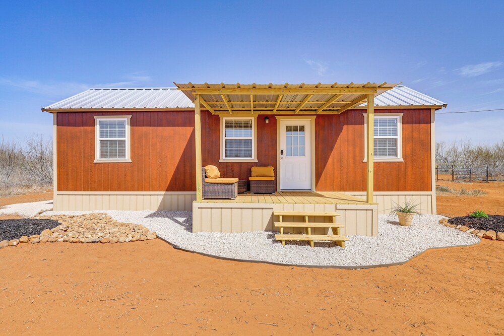 Hike, Hunt & Fish: Pet-friendly Studio in Dilley!