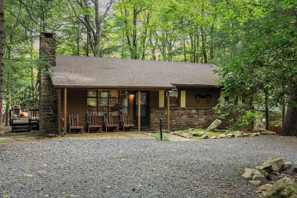 The Horseshoe Hideaway Lake Harmony Cabin w/ Hot Tub & Game Porch