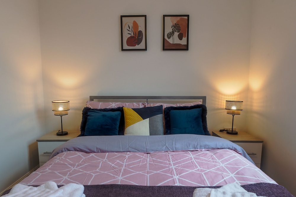 Inviting 2-bed Apartment in Derby, UK view 2