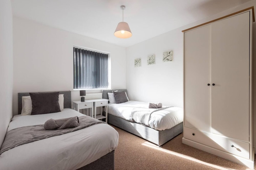 Stunning 3-bed House in Derby view 3