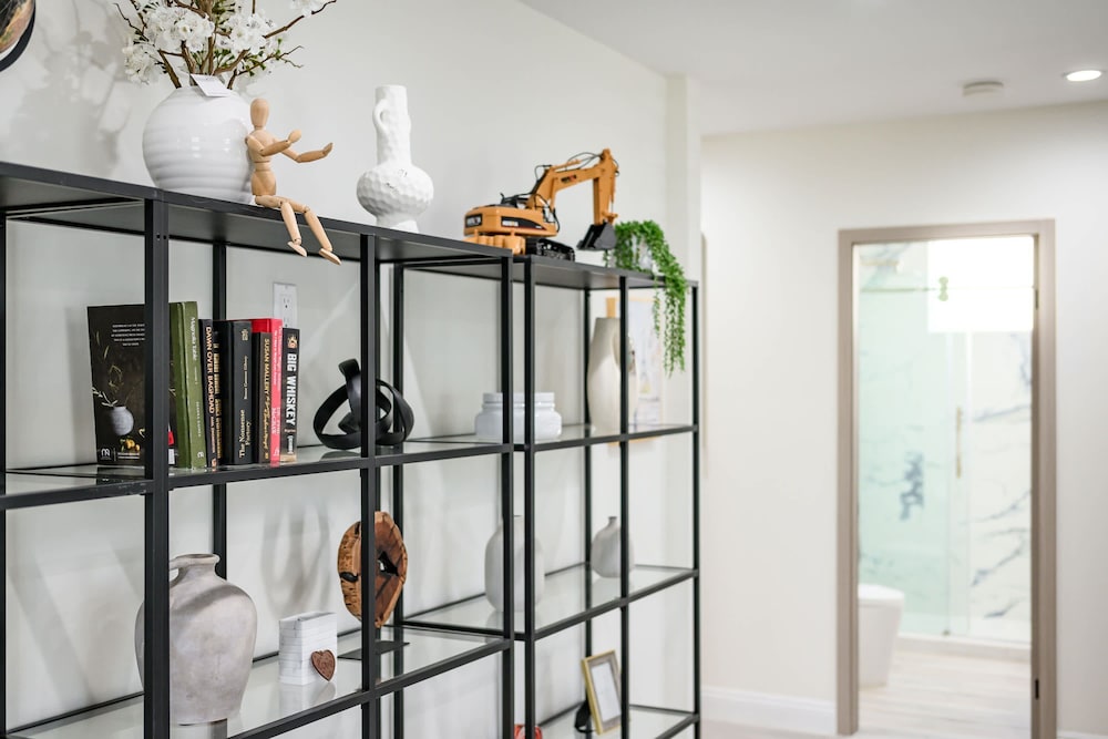 Stylish New Home Bright Modern Fully Stocked
