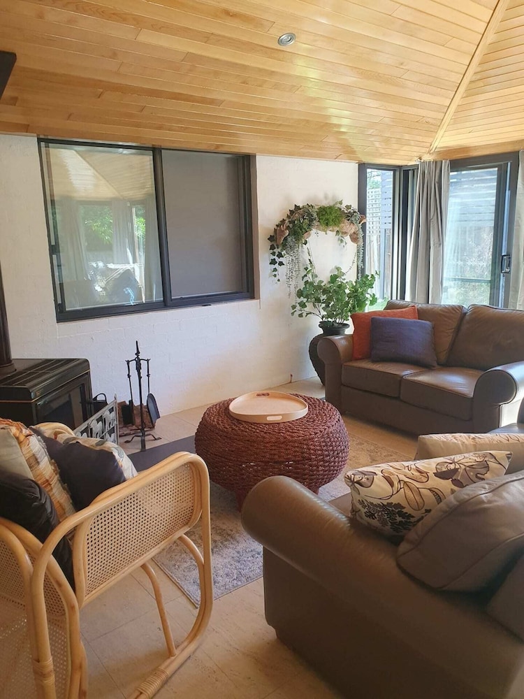 Beautiful 3 BR Home With BBQ and Parking!