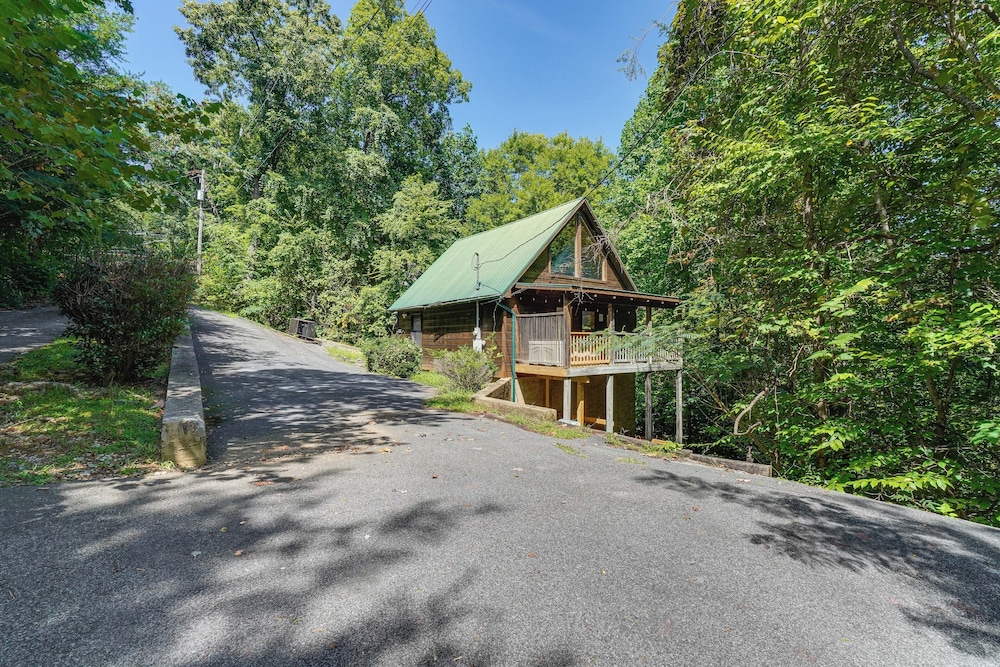 Hot Tub & Game Area: Rustic Cabin 5 Mi to Gsmnp