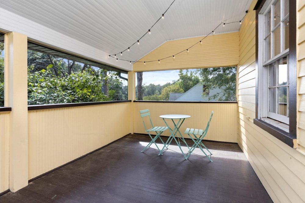 Cheerful 3 Bedroom Home Walk to UVA Stadium