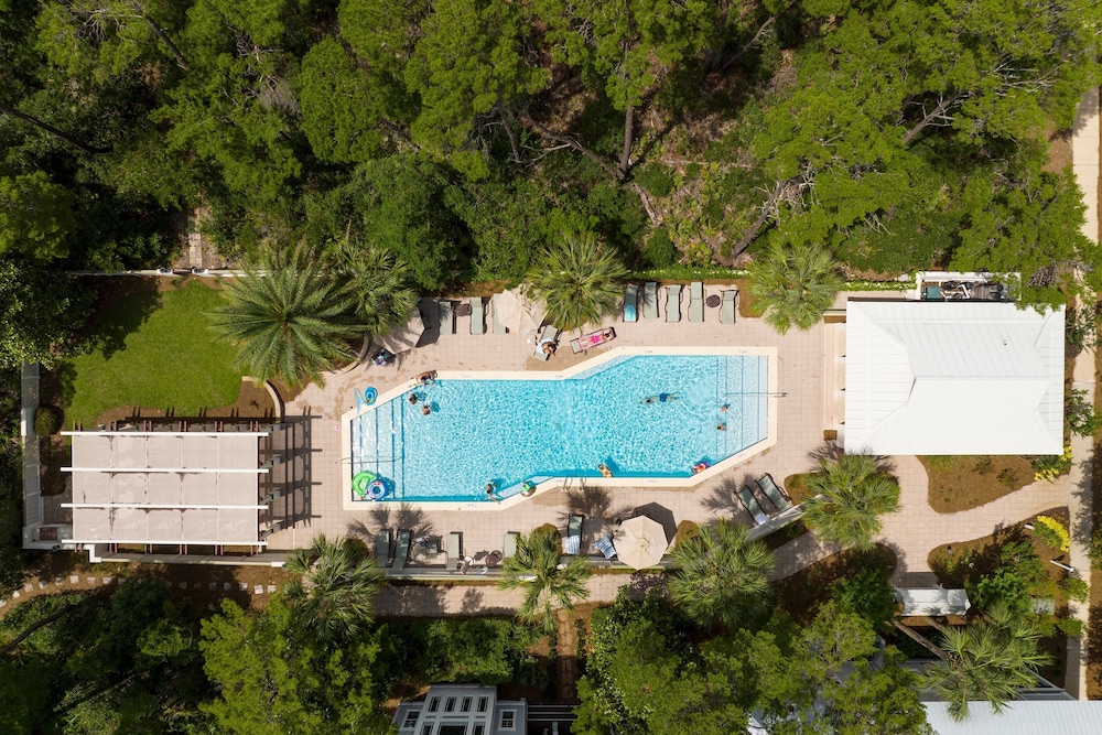 Hiker House by Avantstay Beachy 4BR w/ Communal Pool + Porch view 4