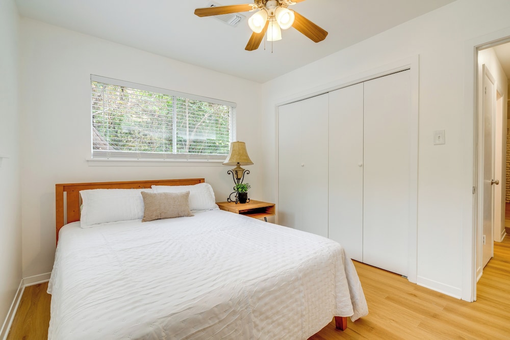 1/2 Mi to UT Austin Campus: Well-equipped Duplex!