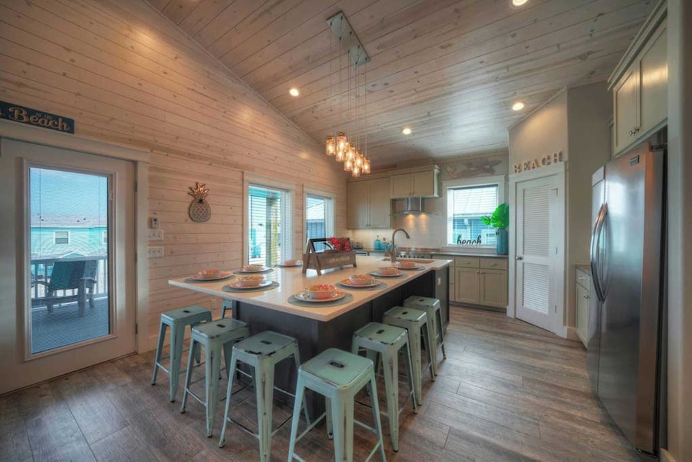 Sleeps 21, 2 Homes 2 Private Pools, Fire Pit, Swing Bar Walk to the Beach