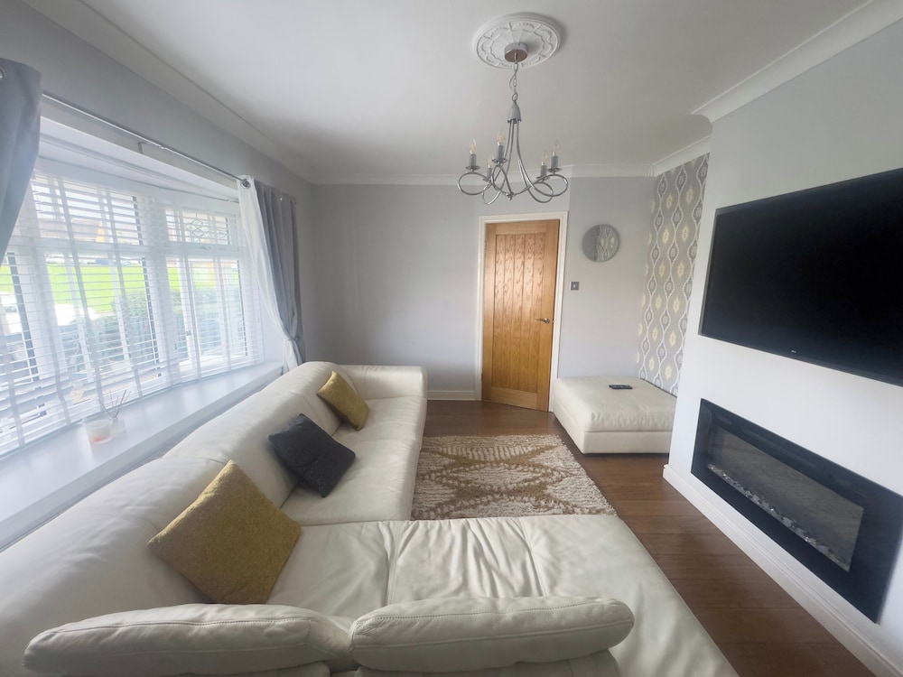 House - Sleeps 10 - Parking - Stn Close