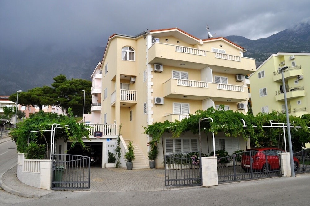 Ivi - big Parking and Courtyard - SA3 view 5