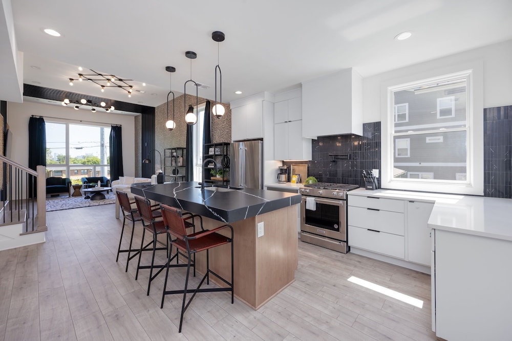 Elevate - Modern Luxury - Stunning City Views
