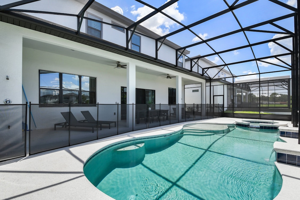 Luxurious 15br Villa With Lake View & Game/theater