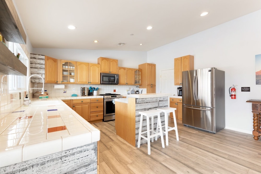 Desert Quail Retreat - Hot Tub, Fire Pit And Bbq! 3 Bedroom Home by RedAwning view 4