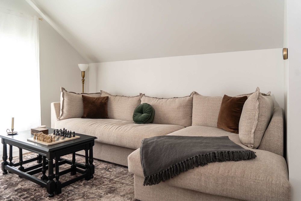 Magnolia Manor - Remodeled Home Near Downtown