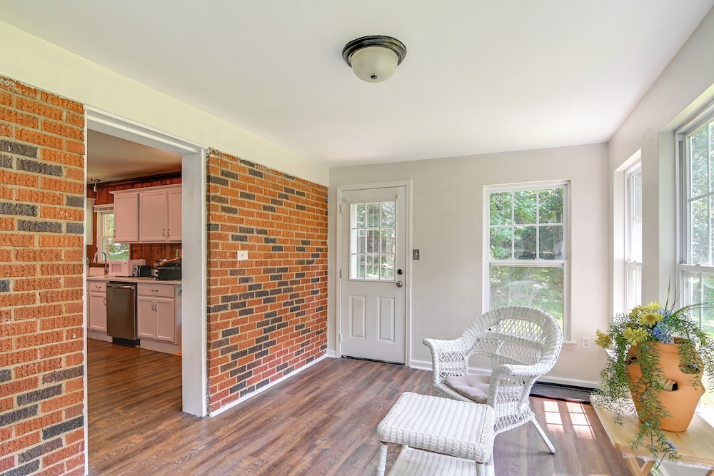 6 Mi to Uptown: Pet-friendly Home in Charlotte