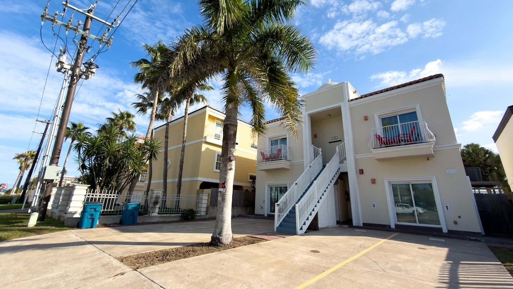 100 Steps To Beach Great Value Pool 2 Bedroom Apts