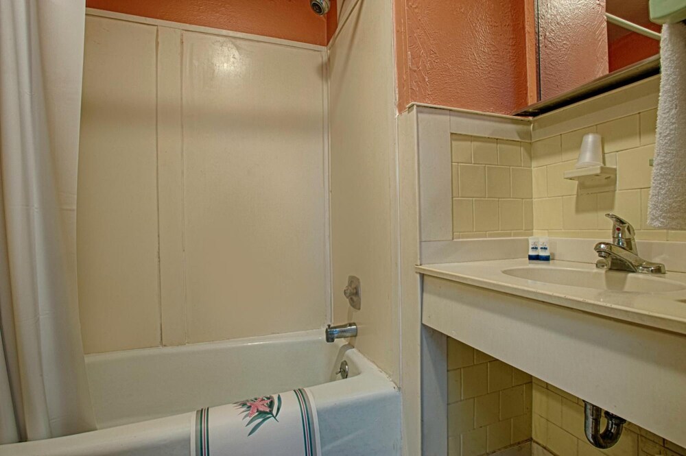 Economy Motel Inn & Suites
