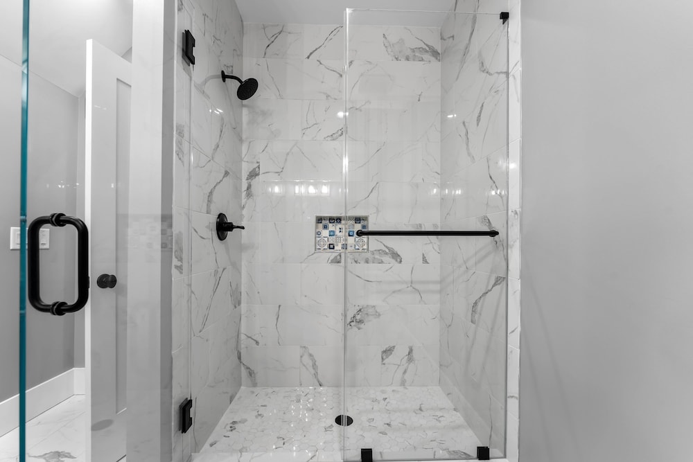 Blue Heron by Avantstay Lakefront Dock Pool Theater Sleeps 22