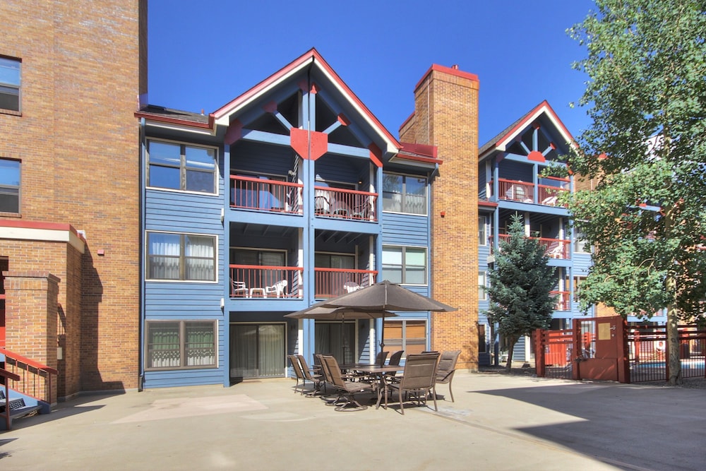Hotel Downtown Studio + Modern Design In Walk To Snowy Trails Studio Bedroom Condo by RedAwning - Image 1