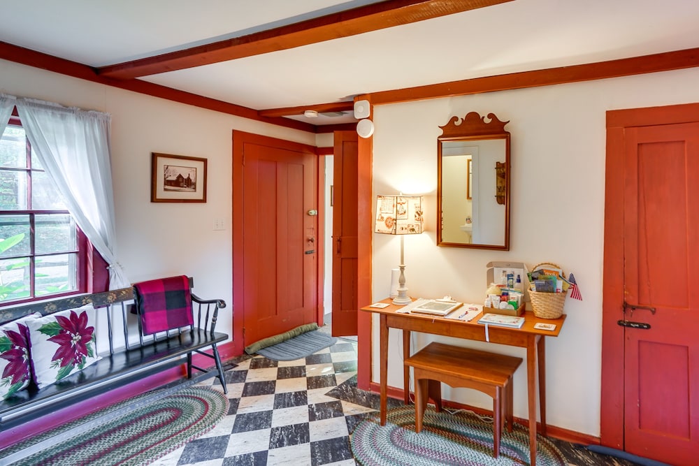 Tranquil 3 BR Stockbridge House w/ Private Deck!