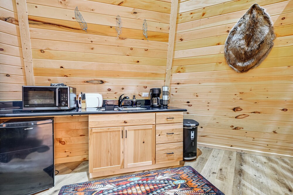 5 Mi to Mammoth Cave NP: Teepee Studio Escape