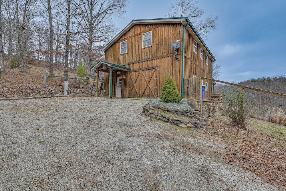 Bee Spring Cabin w/ Arcade Game: Steps to Lake! view 4