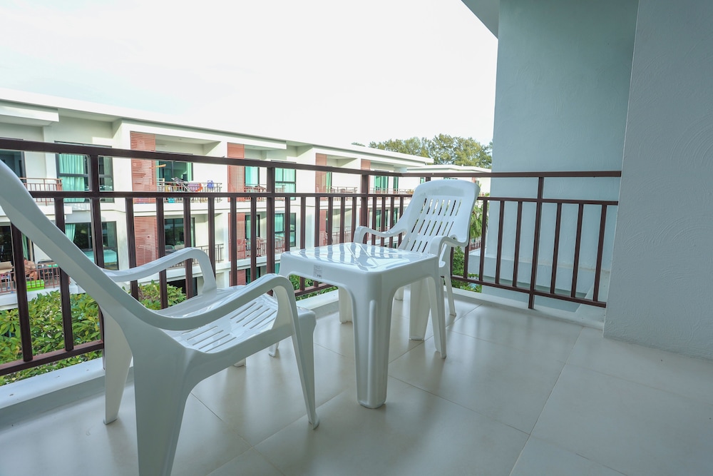 Chic Condo Just 100m from the Shore c130