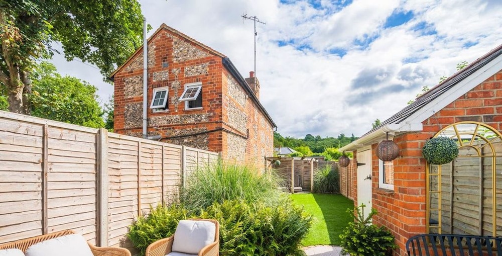 Wargrave Cottage - 2 Bedrooms Private Garden view 2