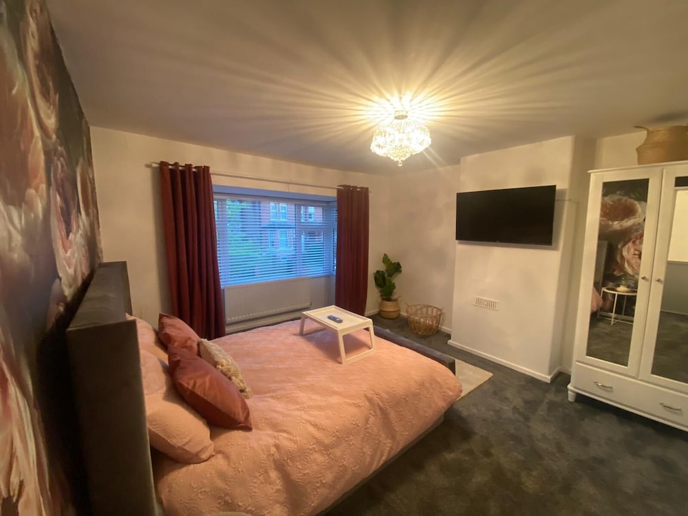 Charming 3-bed House Near Central Manchester view 5