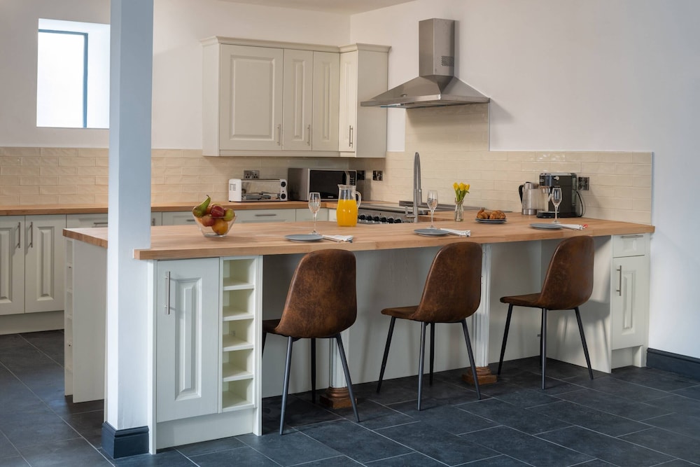 Beautiful 5 Bedroom Apartment in Capel Salem