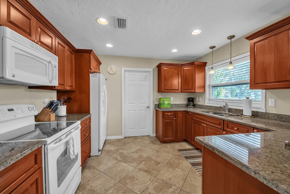 Comfy Home W/ Heated Pool Near Siesta Key Beach 2 Bedroom Home
