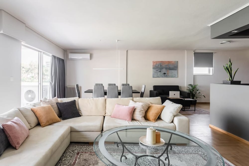 Spacious and Sunlit Seaside Flat