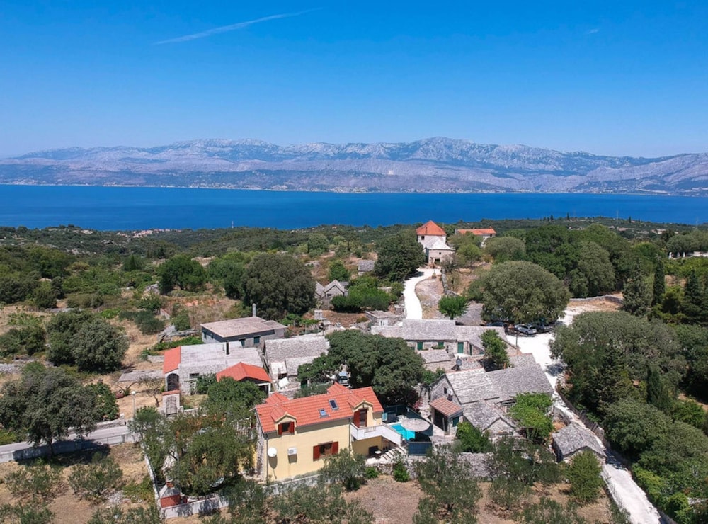 Peaceful Island Haven With Pool, BBQ & Games Area