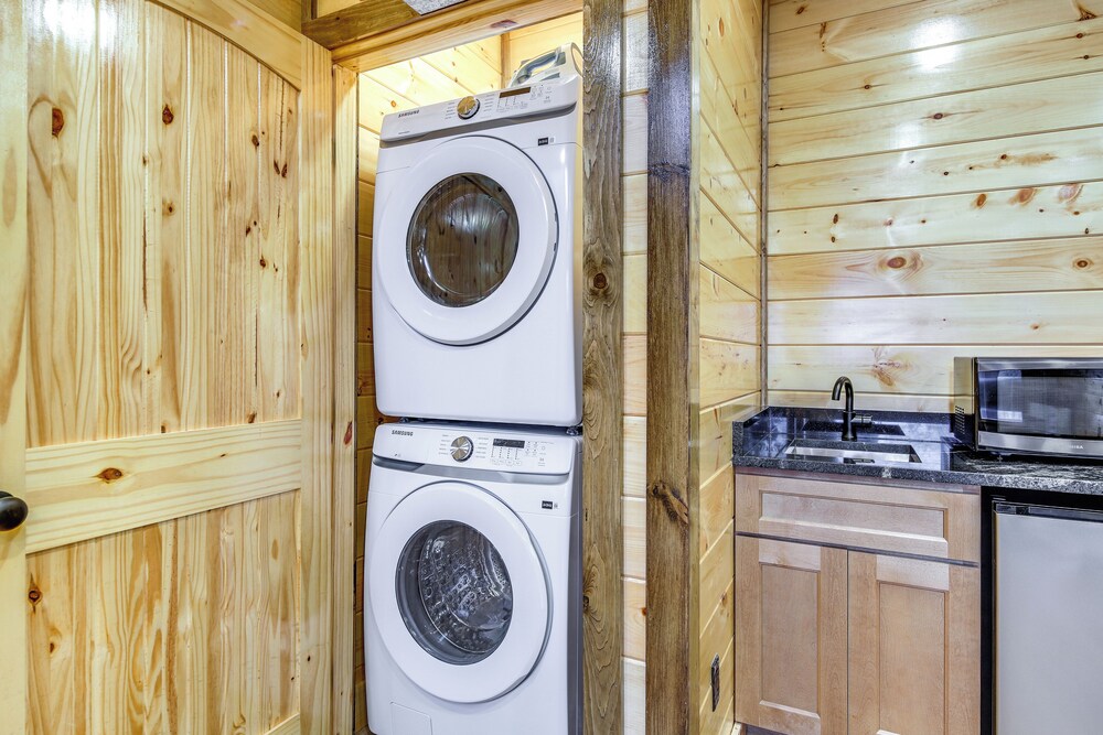 Hot Tub & Spectacular Views: Sevierville Cabin