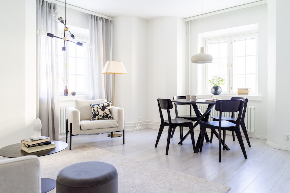 Luminous 2br with free parking & sauna view 4