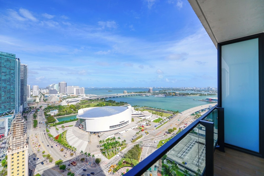 Luxury Studio Near from Bayfront Park