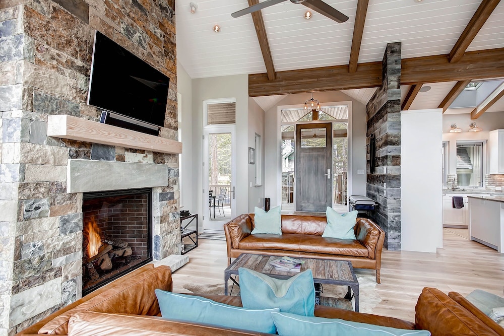 Sunrise Ski Haus 4 Bedroom Home by RedAwning