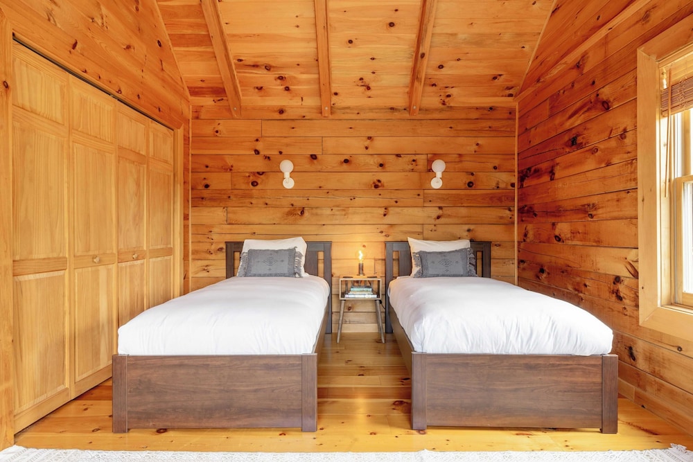 Secluded w/ Deck Views, Hot Tub, & Ping Pong Hudson in the Berks by Avantstay