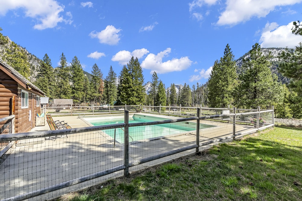 Sawtooth Lodge