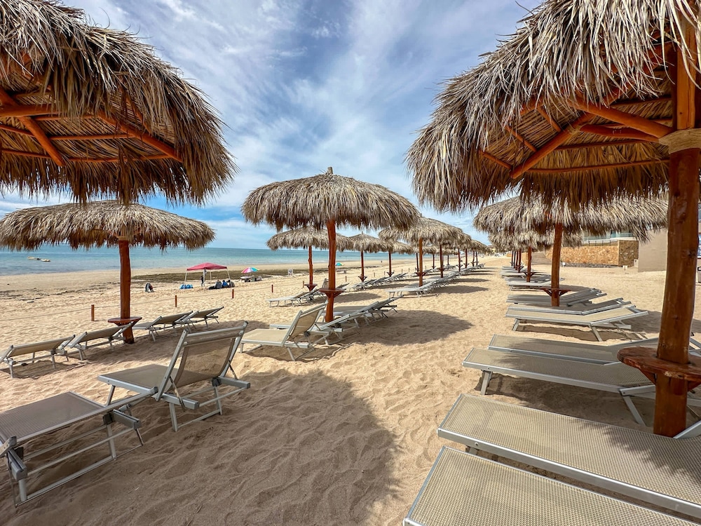 Paradise Found Luxe 2BR Condo in Iconic Location