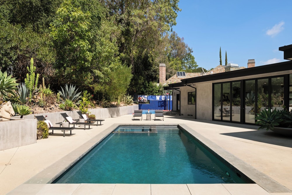 Valea Estate - Secluded Beverly Hills Retreat 1-acre Oasis