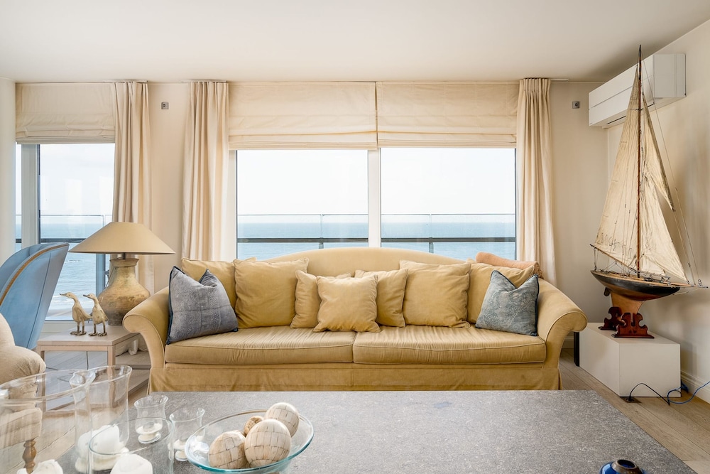 Stunning Penthouse With Free Parking and sea View
