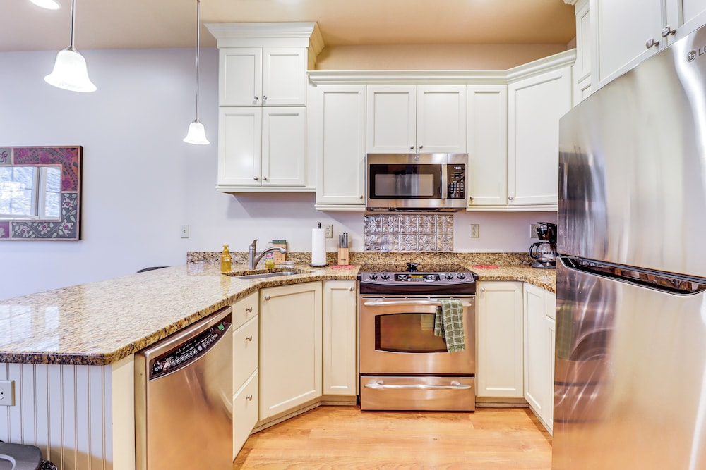 Boulder Lake Access: Townhome w/ Deck!