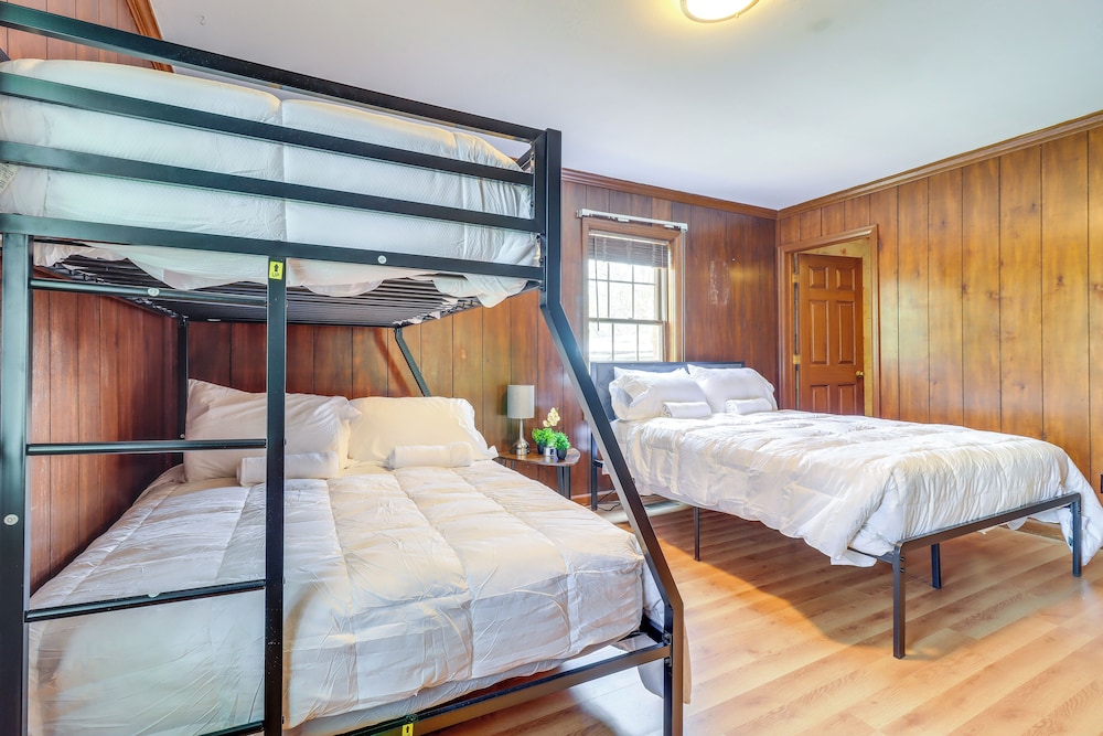 7 Mi to Downtown: Cozy West Toledo Apt w/ Yard