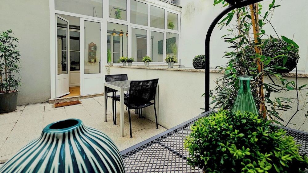 Frs002 Floresold Town: Elegant Studio W/ Patio