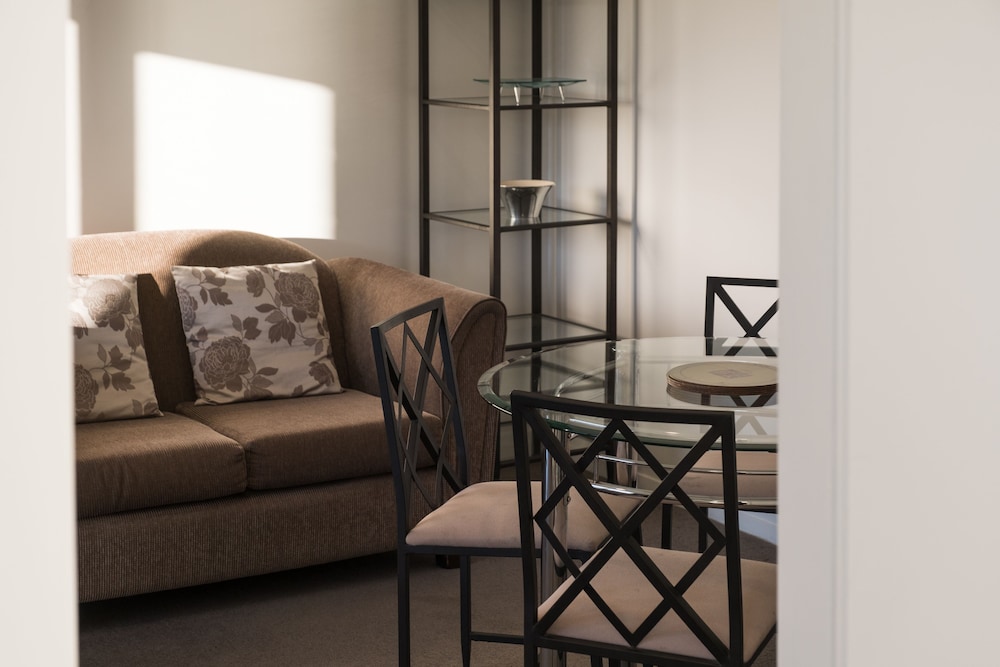 La Voyageur Apartments view 4